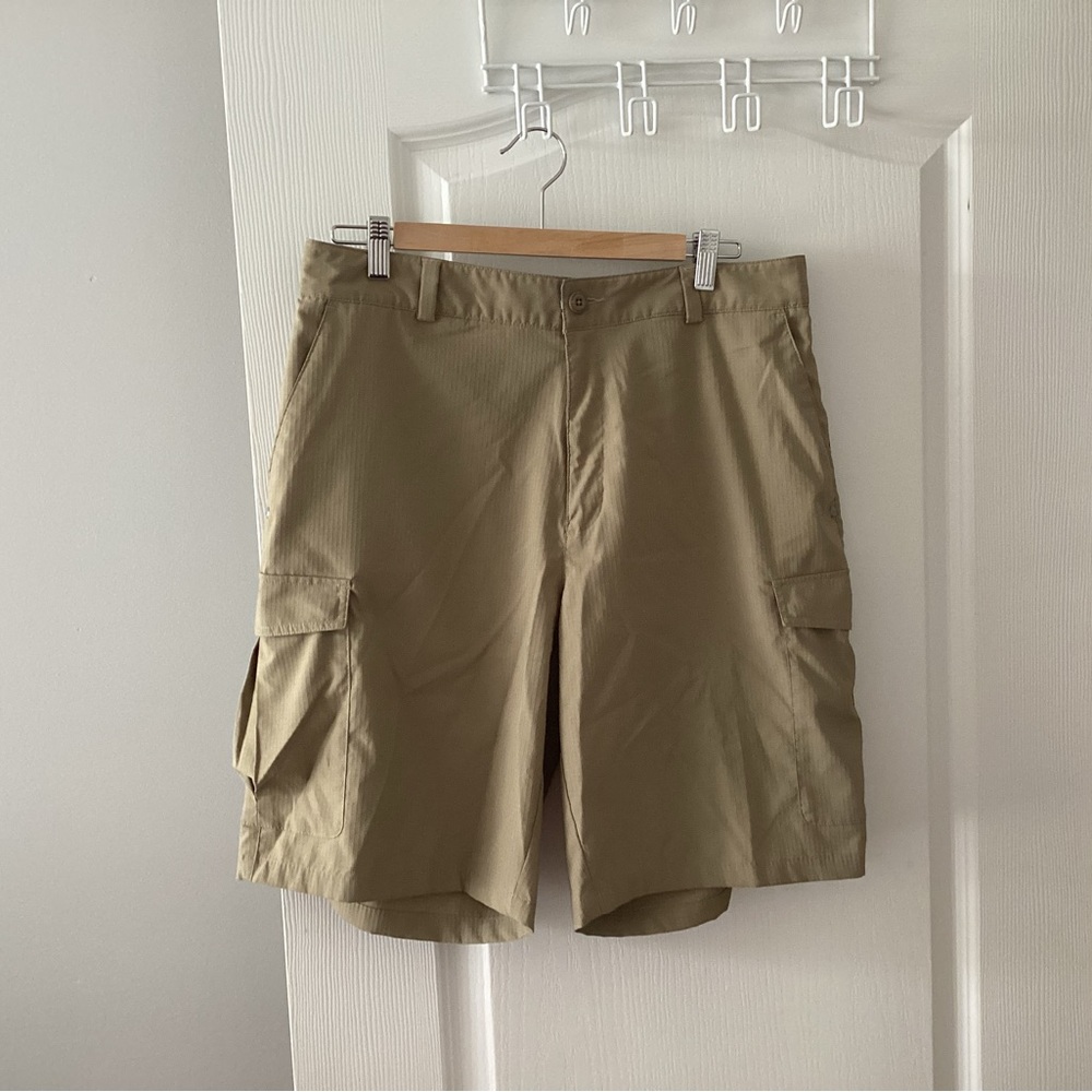 Men's Under Armour Tan Cargo Shorts.  B7